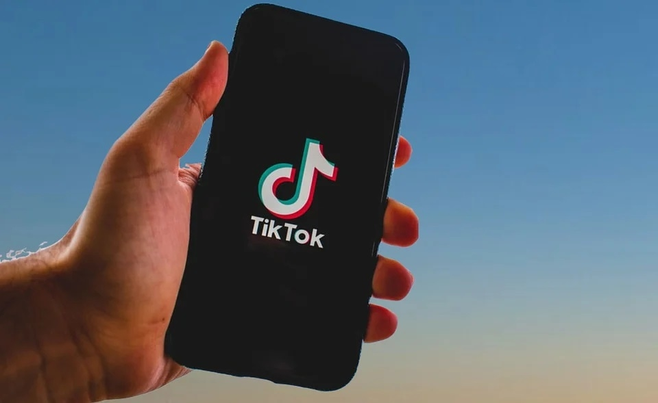 TikTok引领社交媒体新措施，对所有AI生成内容进行自动标记