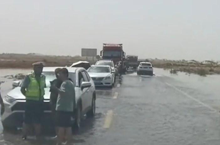 塔克拉玛干沙漠突降暴雨引发洪水，多辆自驾车熄火停滞公路