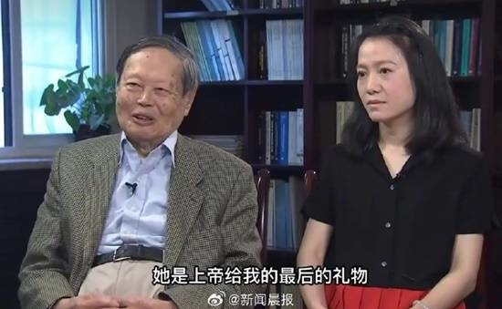 杨振宁与妻子翁帆共庆102岁生日：感叹她是“上帝给我的最后礼物”，引发网友热议与祝福