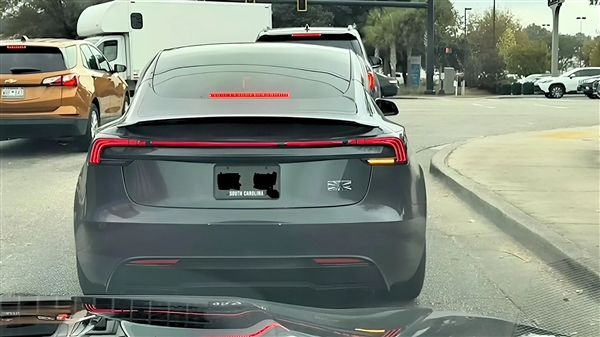 新款特斯拉Model Y Plaid无伪装谍照曝光：首次搭载贯穿尾灯，或将配备95kWh大电池包