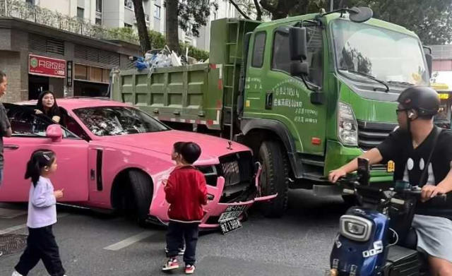 货车撞劳斯莱斯事件女车主放弃赔偿引争议，粉丝破百万惹摆拍质疑，双方澄清关系